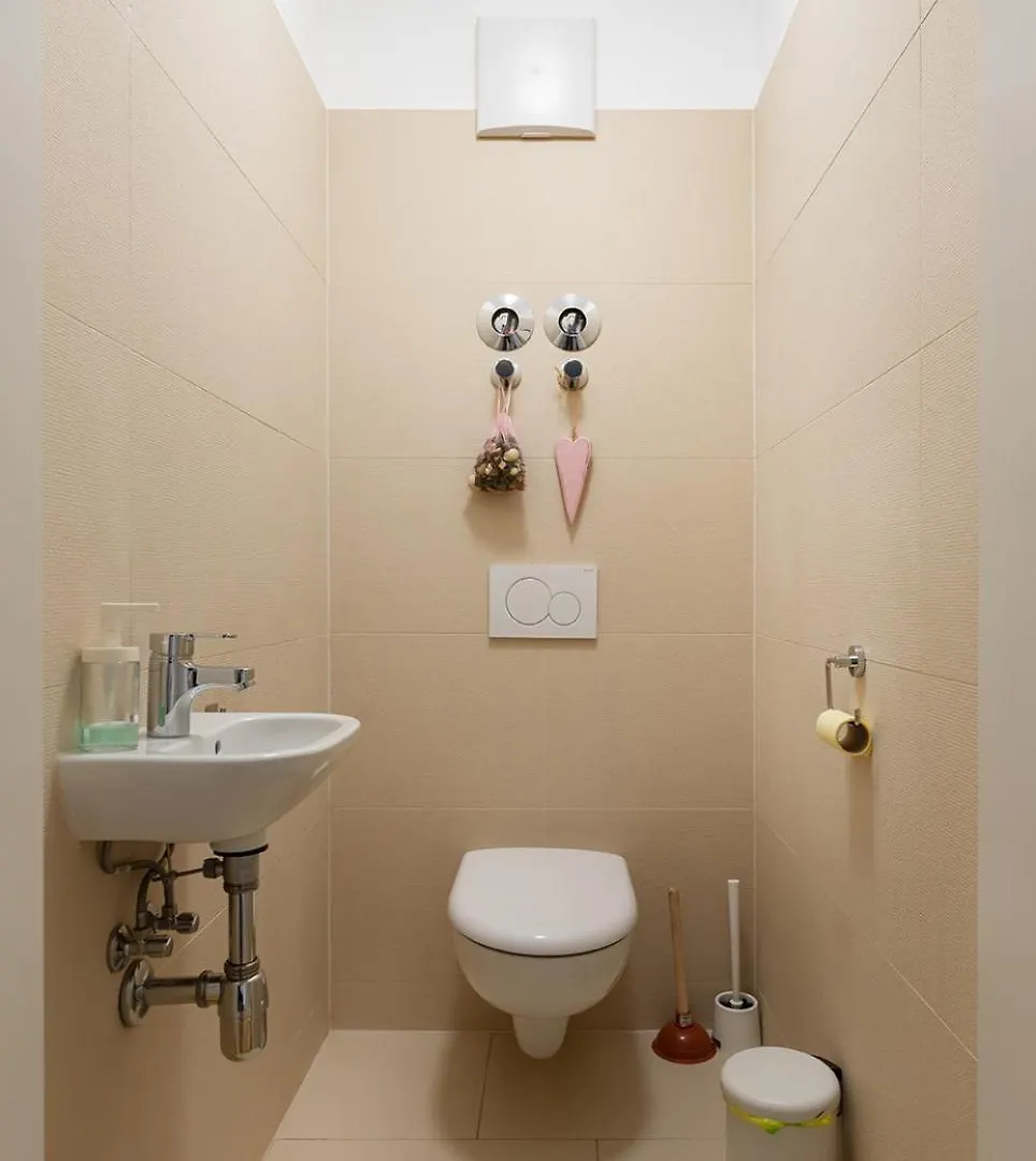 Schoenes Apartment Mit Garten Und Tiefgarage Vienna Austria